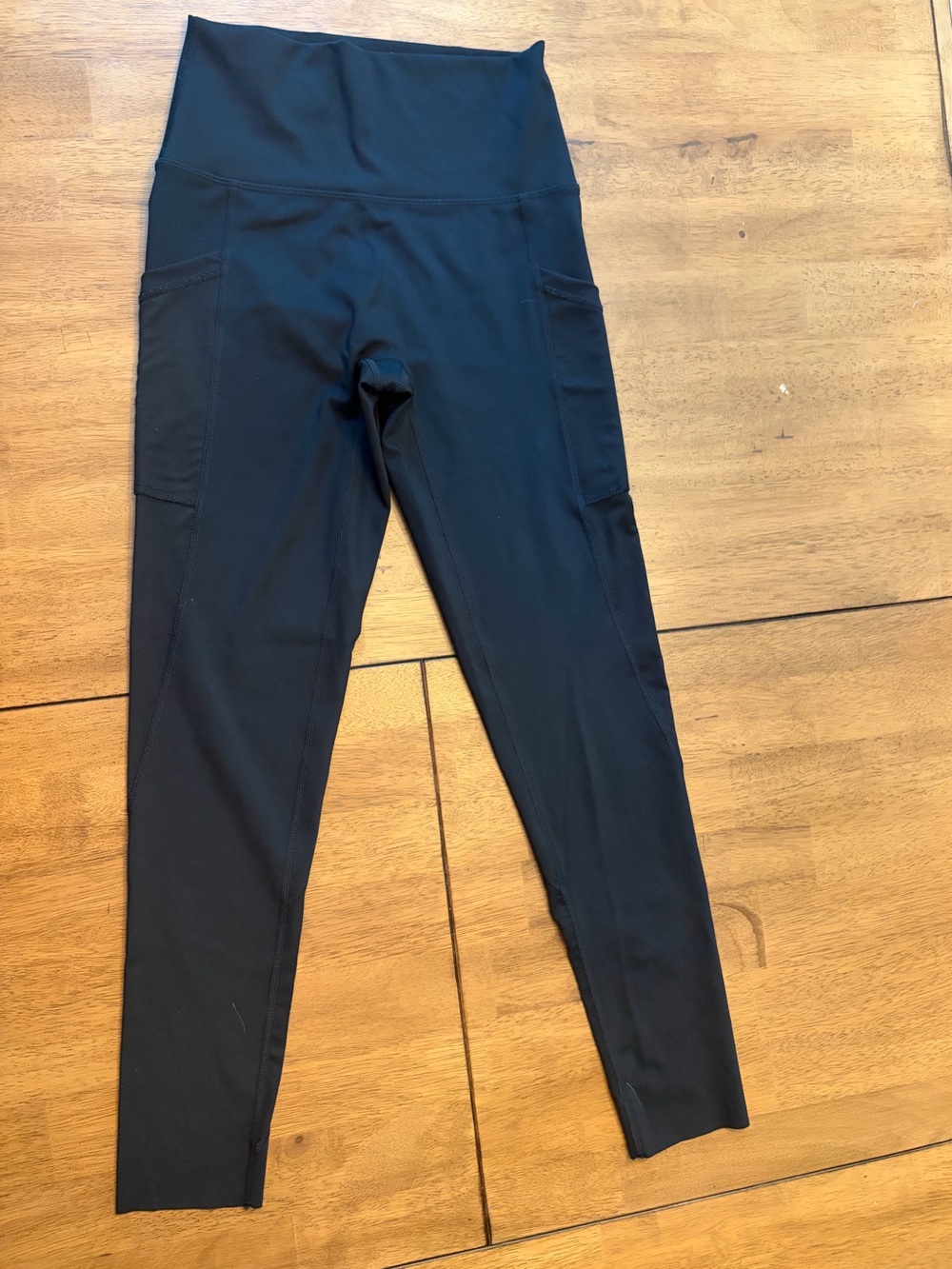 High-Waist Black Athletic Leggings with Side Pockets